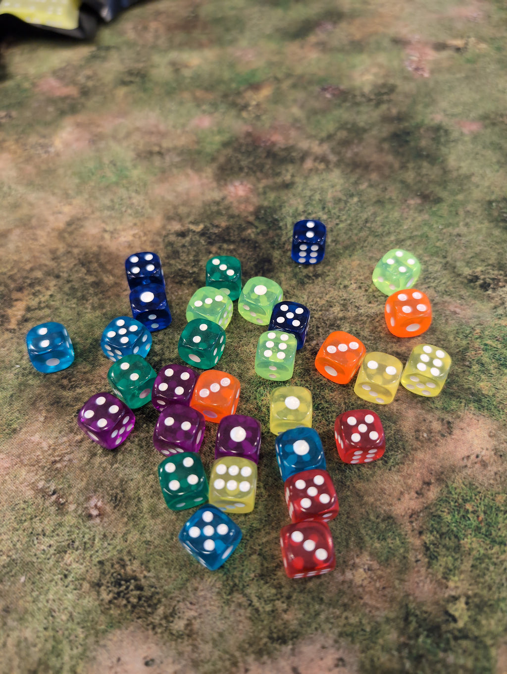 Dice Set 12x 12mm Translucent